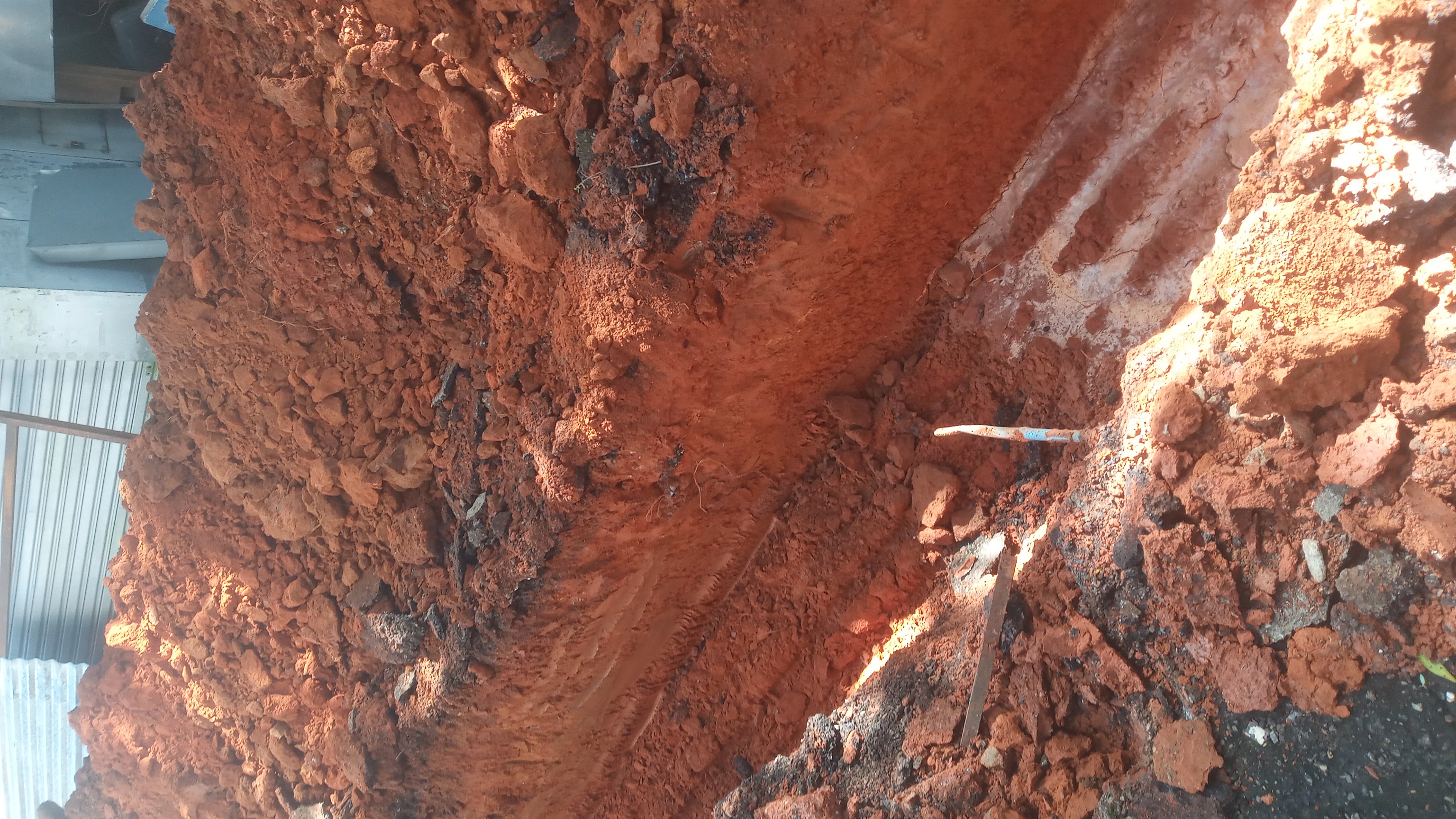 CANO DE ÁGUA ROMPIDO PELA RETROESCAVADEIRA - 02.jpeg